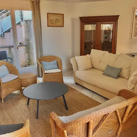 Villa Llum I Mar: Beachside 3-bedroom Retreat In *